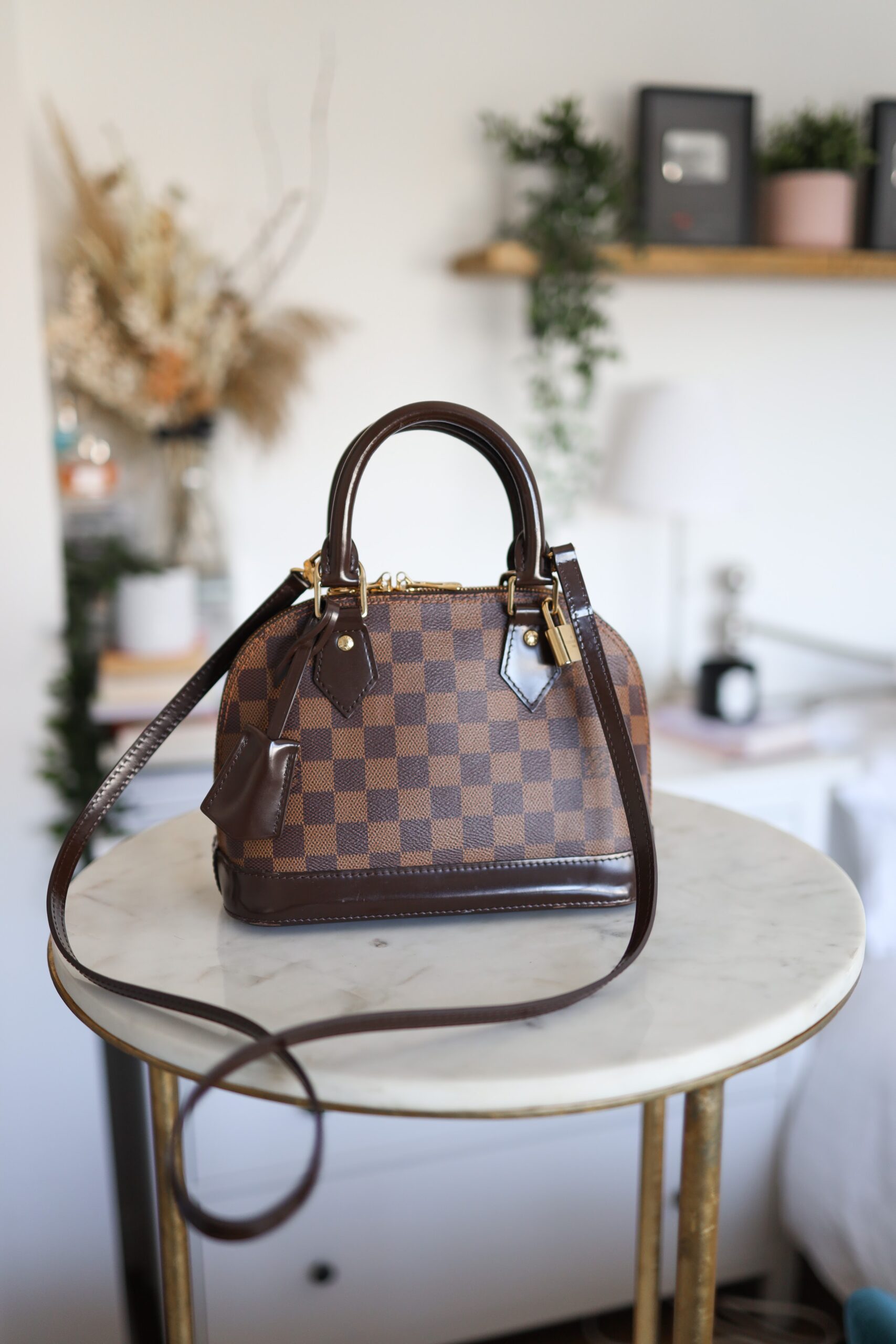 LOUIS VUITTON ALMA BB REVIEW + WHAT'S IN MY BAG